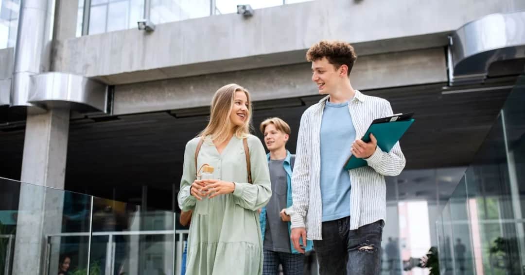 Jak wpisać studia w CV, aby uniknąć najczęstszych błędów?