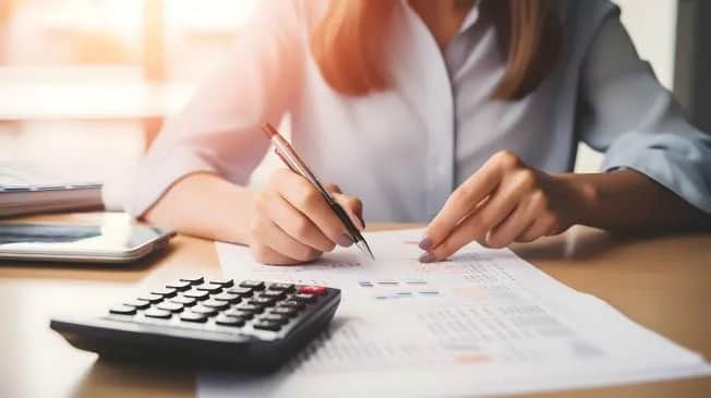 Jak obliczyć przeciętną liczbę zatrudnionych? Użyj kalkulatora online