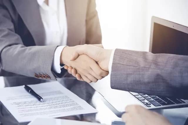 Czy można być zatrudnionym na 2 etaty? Sprawdź ważne zasady i ryzyka