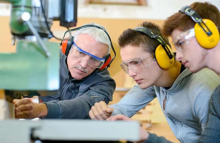 Czy praktyki to doświadczenie zawodowe? Odkryj ich prawdziwą wartość