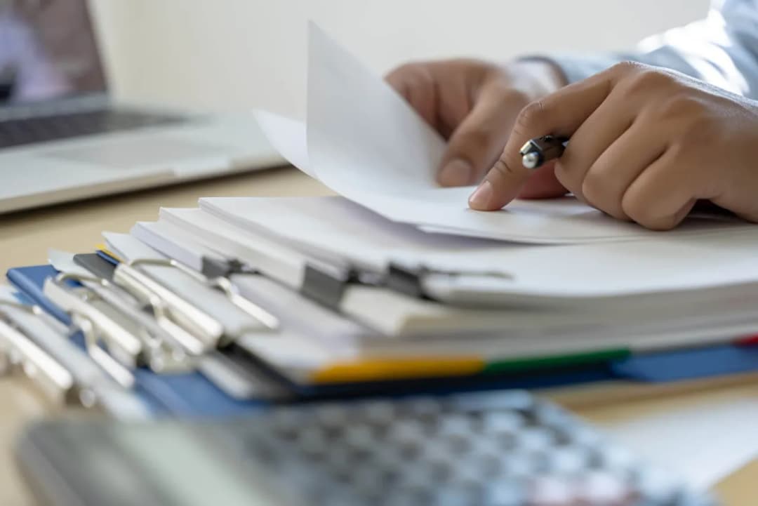 Czy umowa zlecenie wlicza się do kuroniówki? Sprawdź, zanim stracisz prawa!