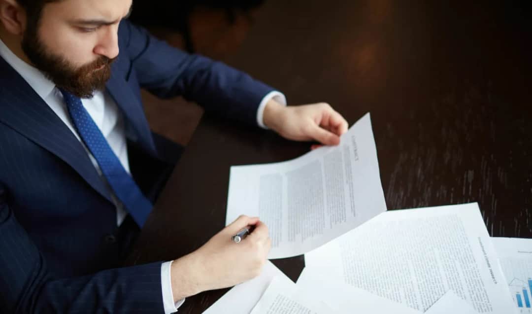 Kiedy komornik dowie się o umowie zlecenie i jak się przed tym bronić