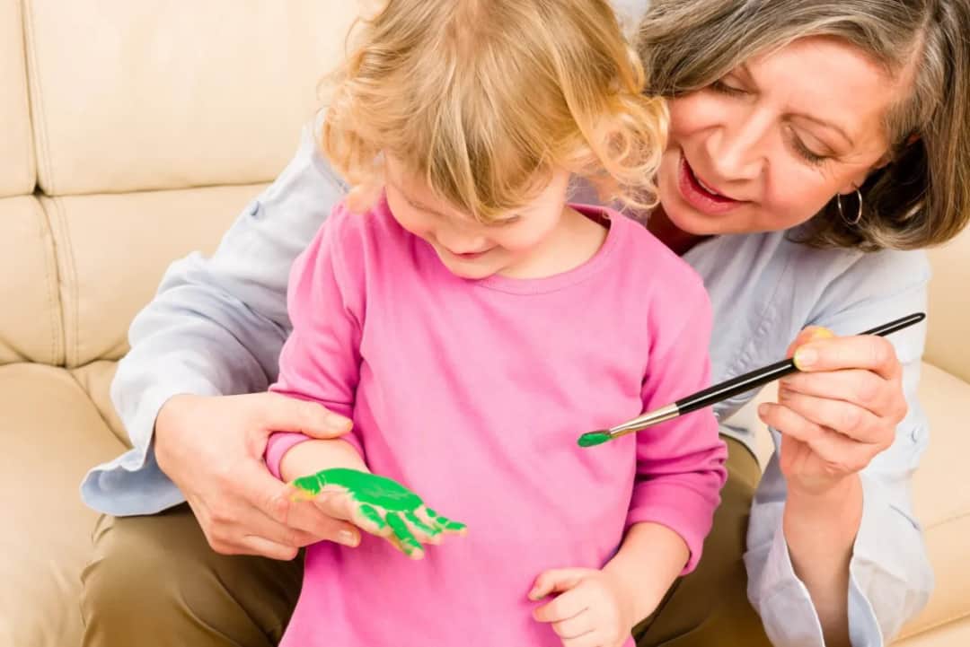 Jak zatrudnić nianię legalnie i uniknąć problemów z ZUS