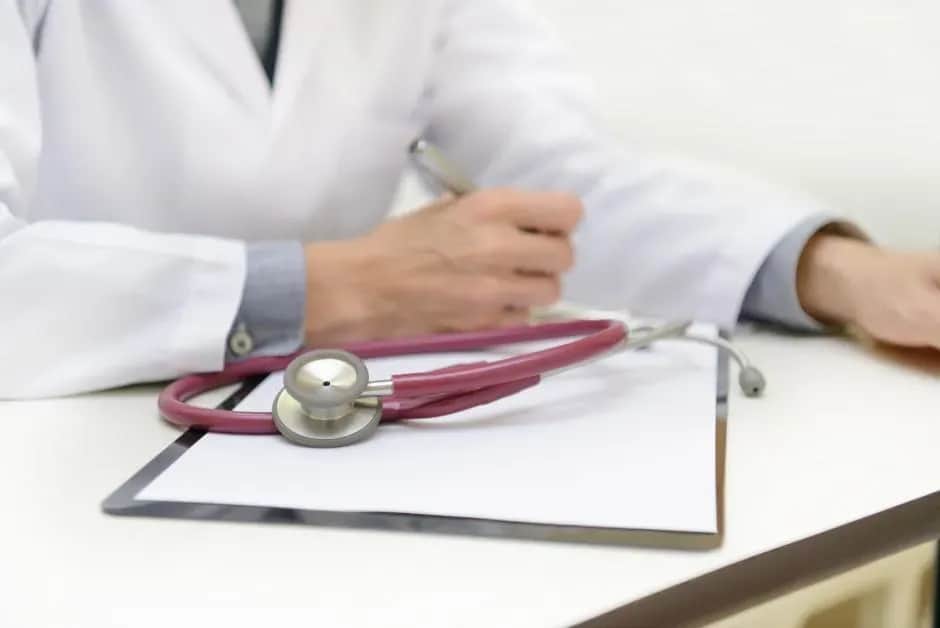 Jak długo można chorować po ustaniu zatrudnienia? Sprawdź swoje prawa