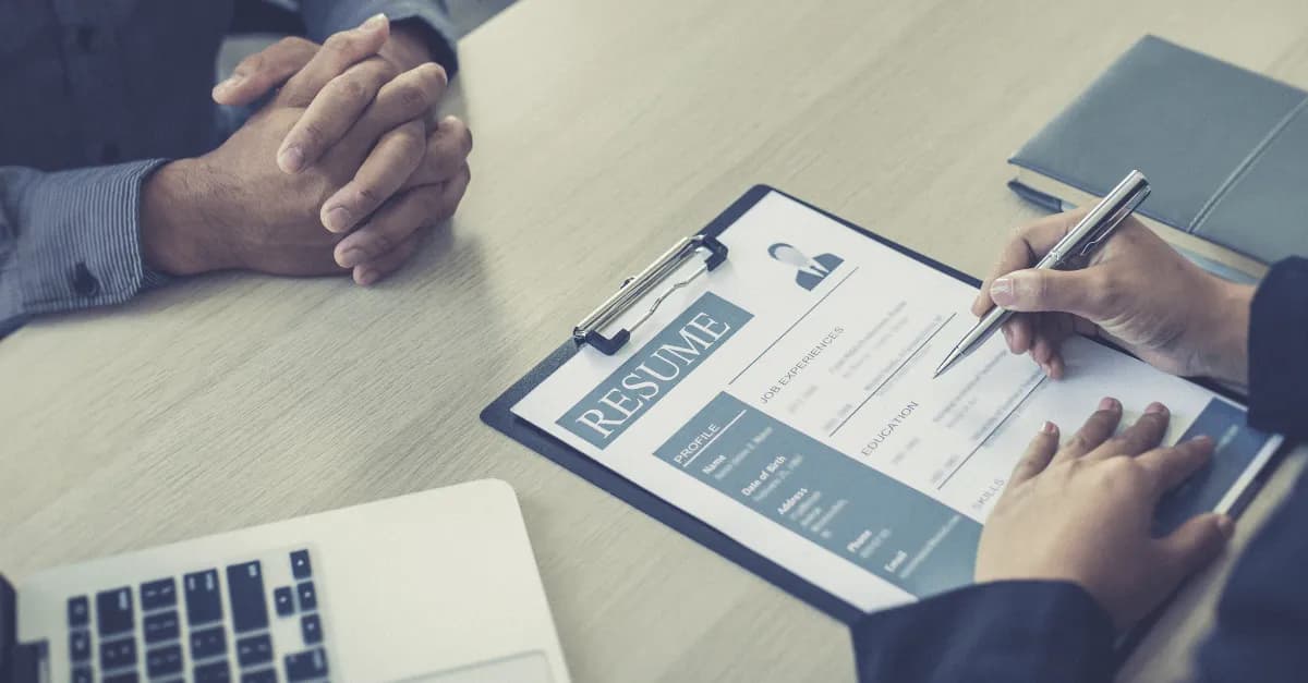 Co wpisać w CV? Kluczowe umiejętności, które przyciągną pracodawcę